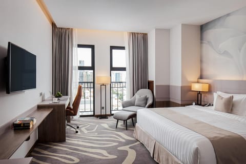 Shower, Toilet, Bed, Bathroom, TV and multimedia, Coffee/tea facilities, Photo of the whole room, Seating area, Bedroom, City view, flat iron, hair dresser, hair dryier, minibar, safe, wardrobe, air conditioner