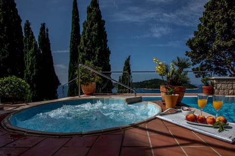 Property building, Patio, Day, Natural landscape, Garden, Garden, Hot Tub, Hot Tub, Balcony/Terrace, Food and drinks, Food, Pool view, Swimming pool, Drinks, sunbed