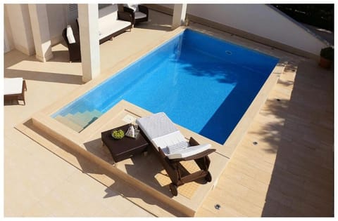 Property building, Garden, Balcony/Terrace, Balcony/Terrace, Seating area, Pool view, Swimming pool, Swimming pool, sunbed