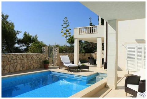 Property building, Patio, Day, Garden, Balcony/Terrace, Balcony/Terrace, Pool view, Swimming pool, Swimming pool, sunbed