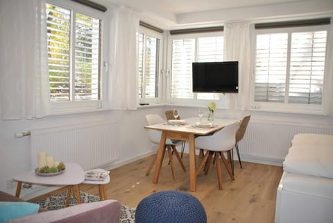 Bed, TV and multimedia, Seating area, Dining area