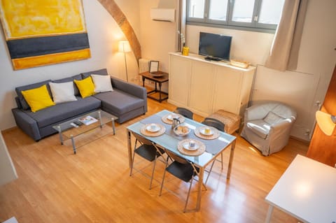 TV and multimedia, Living room, Seating area, Dining area