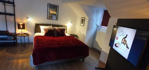 Bed, TV and multimedia, Photo of the whole room, Bedroom