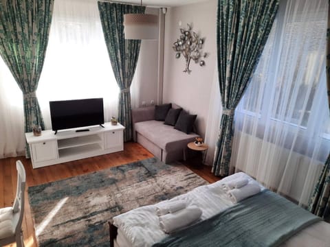 Bed, TV and multimedia, Photo of the whole room, Seating area, Bedroom