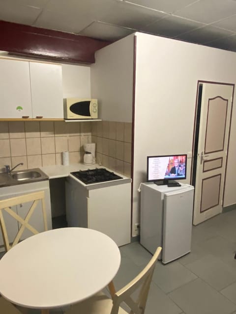 Kitchen or kitchenette, Dining area, stove