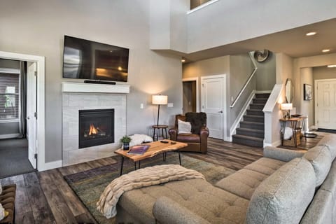 Ski and Hike Home with Hot Tub and Gas Grill in Granby House in Granby