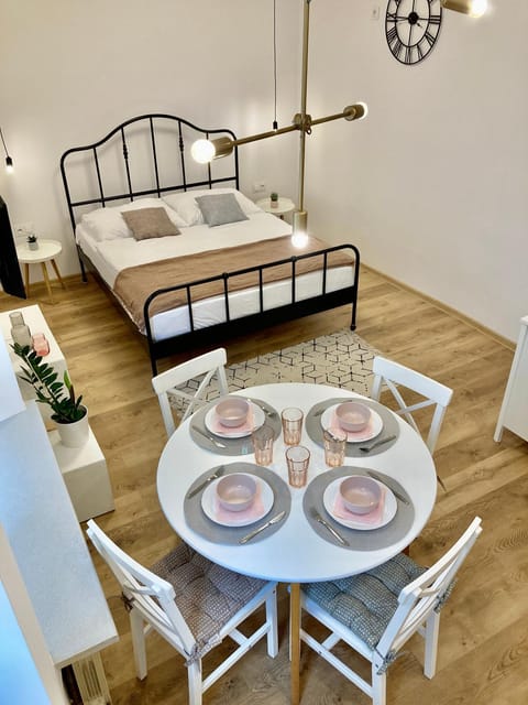 Bed, Photo of the whole room, Dining area, Bedroom