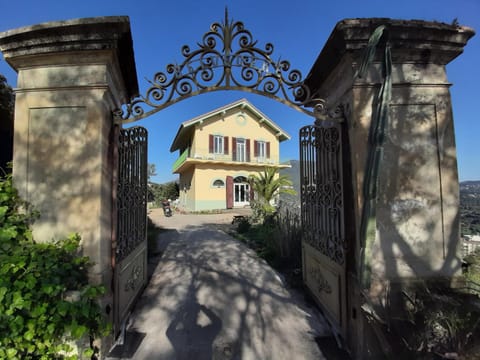 VILLA BELVEDERE D'AJACCIO, VILLA ENTIERE VUE MER POUR 2 à 10 VOYAGEURS Villa in Ajaccio