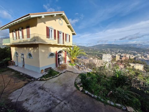 VILLA BELVEDERE D'AJACCIO, VILLA ENTIERE VUE MER POUR 2 à 10 VOYAGEURS Villa in Ajaccio