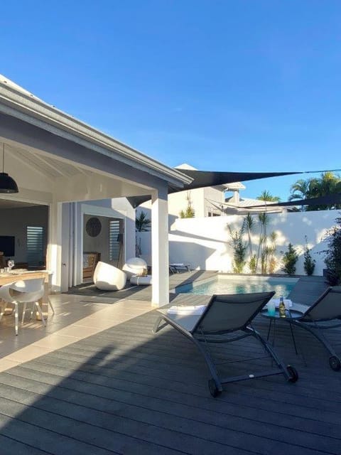 Property building, Garden, Swimming pool