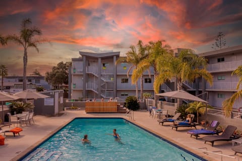 Hot Tub, Evening entertainment, Pool view, Swimming pool, sunbed