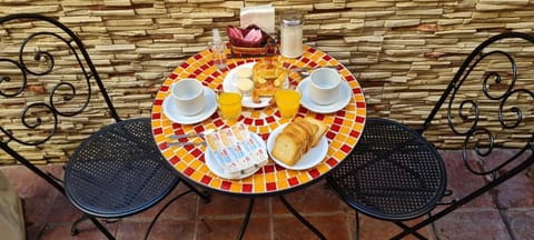 Property building, Food and drinks, Food, Breakfast, Continental breakfast, Buffet breakfast