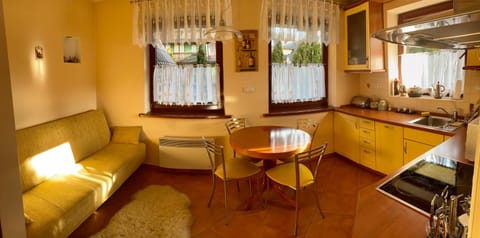 Kitchen or kitchenette, Living room, Seating area, Dining area