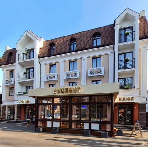 Property building, Restaurant/places to eat, City view, Breakfast, Location