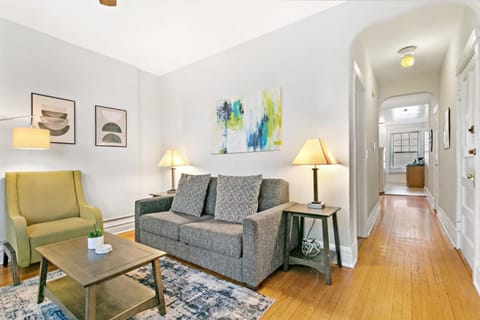 Comfy 2BR Apartment near Wrigley Field - Grace 3 Apartment in Wrigleyville