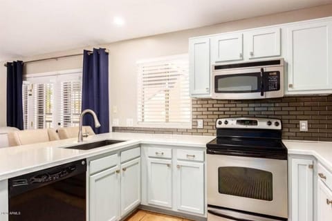 Cozy spacious house, pool heater, spa, firepit House in Sun City