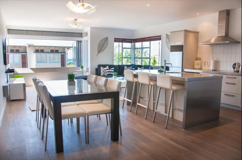 Lounge or bar, Seating area, Dining area