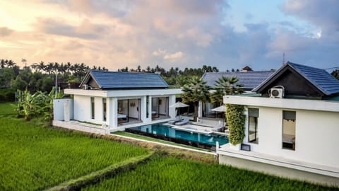 Property building, Garden, Garden view, Pool view, Swimming pool, sunbed