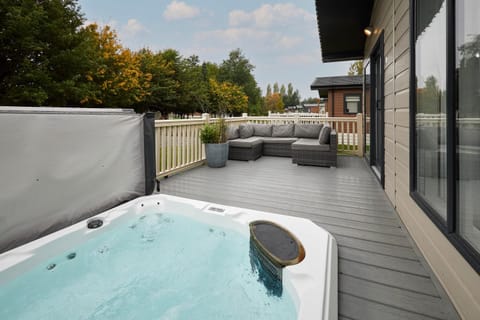 Hot Tub, View (from property/room), Balcony/Terrace