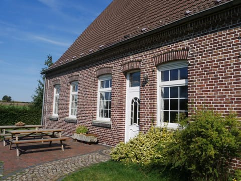 Property building, Facade/entrance, Day, Garden, Garden view