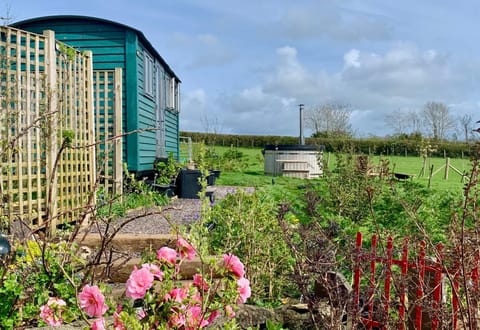Shepherds Hut with Hot Tub North Wales Anglesey House in Llanddaniel Fab