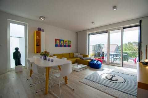 Balcony/Terrace, Living room, Seating area, Dining area, acessibility