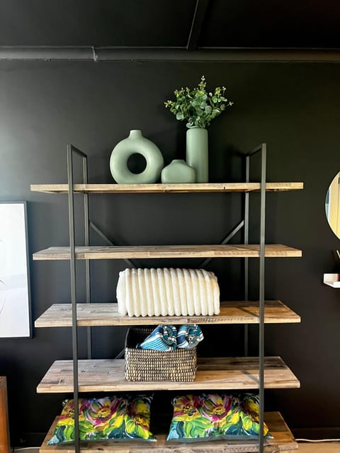 Modern Spacious Cottage with Hot Tub, Flora Studio Apartment in Hermanus