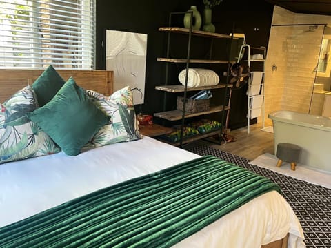 Modern Spacious Cottage with Hot Tub, Flora Studio Apartment in Hermanus