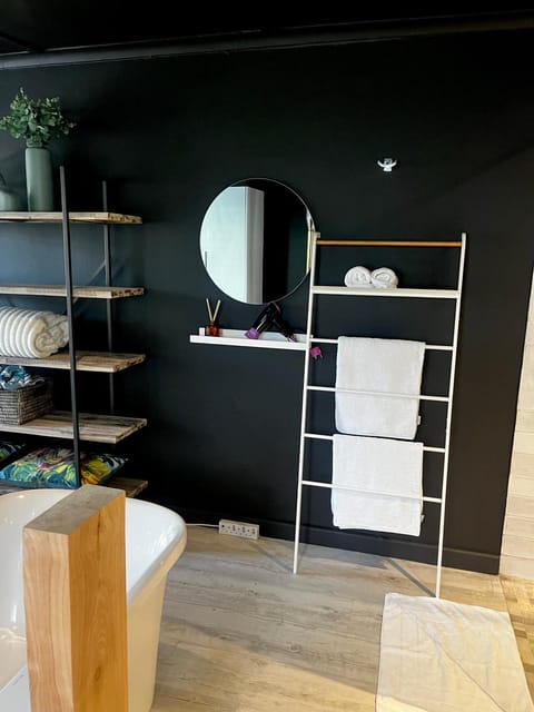 Modern Spacious Cottage with Hot Tub, Flora Studio Apartment in Hermanus