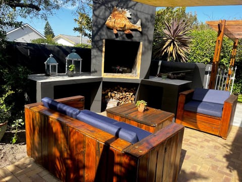 Modern Spacious Cottage with Hot Tub, Flora Studio Apartment in Hermanus