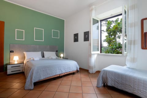 Bed, Bedroom, Garden view