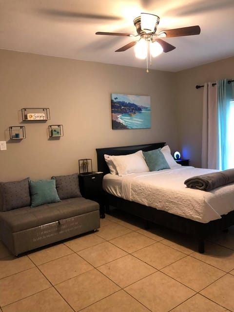 The Comfi Coral - Large 1 Bedroom Studio A Apartment in Baytown