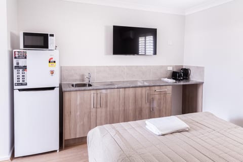 Bed, TV and multimedia, Kitchen or kitchenette, Bedroom