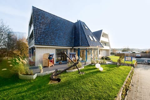 Facade/entrance, Spring, View (from property/room)