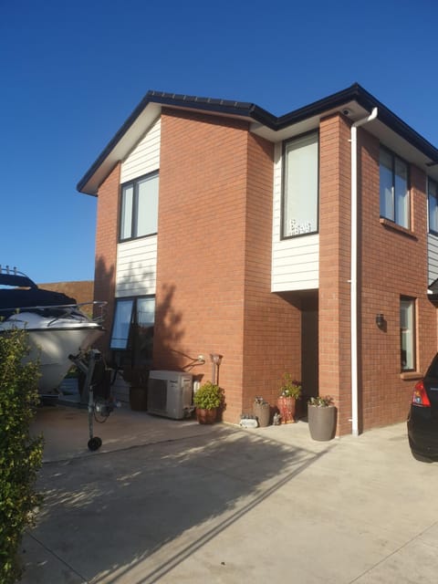 Bed n breakfast on pear tree lane Vacation rental in Hamilton