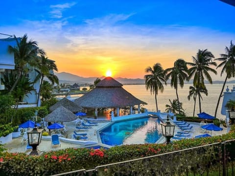 Restaurant/places to eat, Beach, Swimming pool