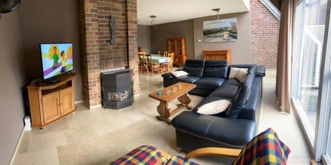 Communal lounge/ TV room, Living room, Seating area