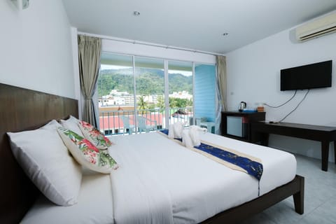 Bed, TV and multimedia, View (from property/room), Photo of the whole room, Bedroom, air conditioner