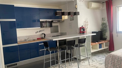 Kitchen or kitchenette, Seating area, Dining area, minibar, pet friendly, stove, air conditioner