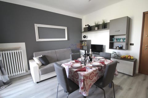 TV and multimedia, Living room, Seating area, Dining area