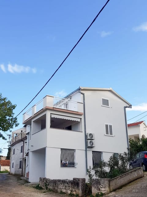 Property building, Neighbourhood