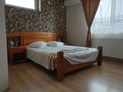 Bed, Bedroom, internet, towels, air conditioner