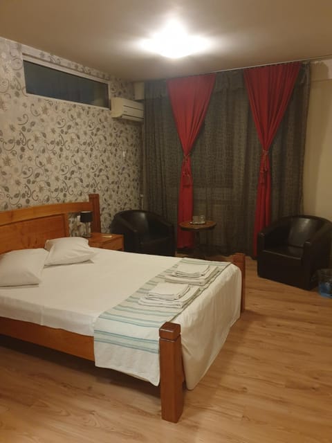 Bed, Photo of the whole room, Bedroom, air conditioner