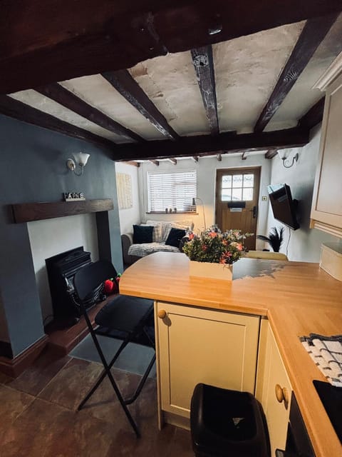 TV and multimedia, Kitchen or kitchenette, Living room, Dining area