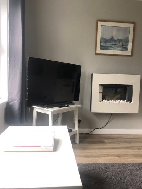 Cosy cottage with sea views close to local shops. Apartment in England