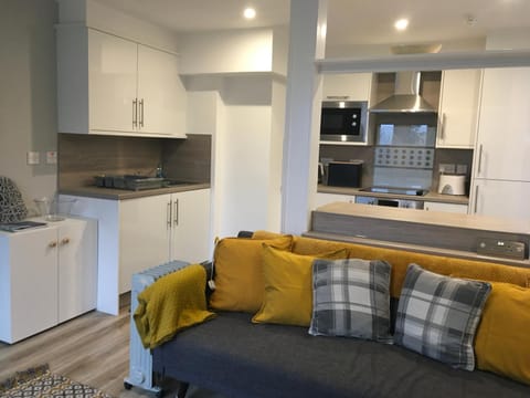 Cosy cottage with sea views close to local shops. Apartment in England