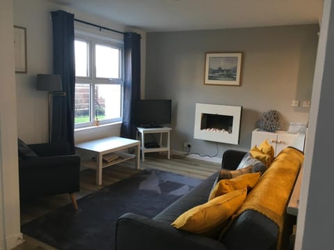 Cosy cottage with sea views close to local shops. Apartment in England
