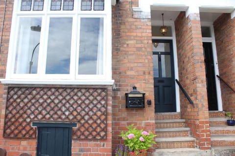 Luxury townhouse in town centre, views, river walk, Free Parking House in Shrewsbury