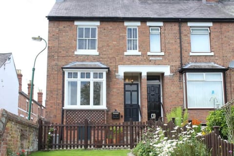 Luxury townhouse in town centre, views, river walk, Free Parking House in Shrewsbury