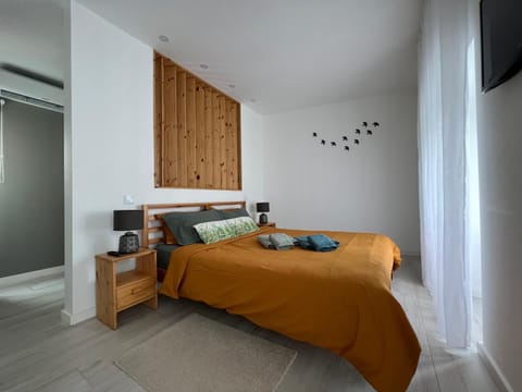 Bed, TV and multimedia, Photo of the whole room, Bedroom, towels